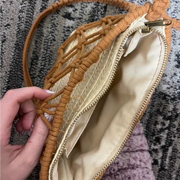 Universal Thread Purse - Picture 5 of 5